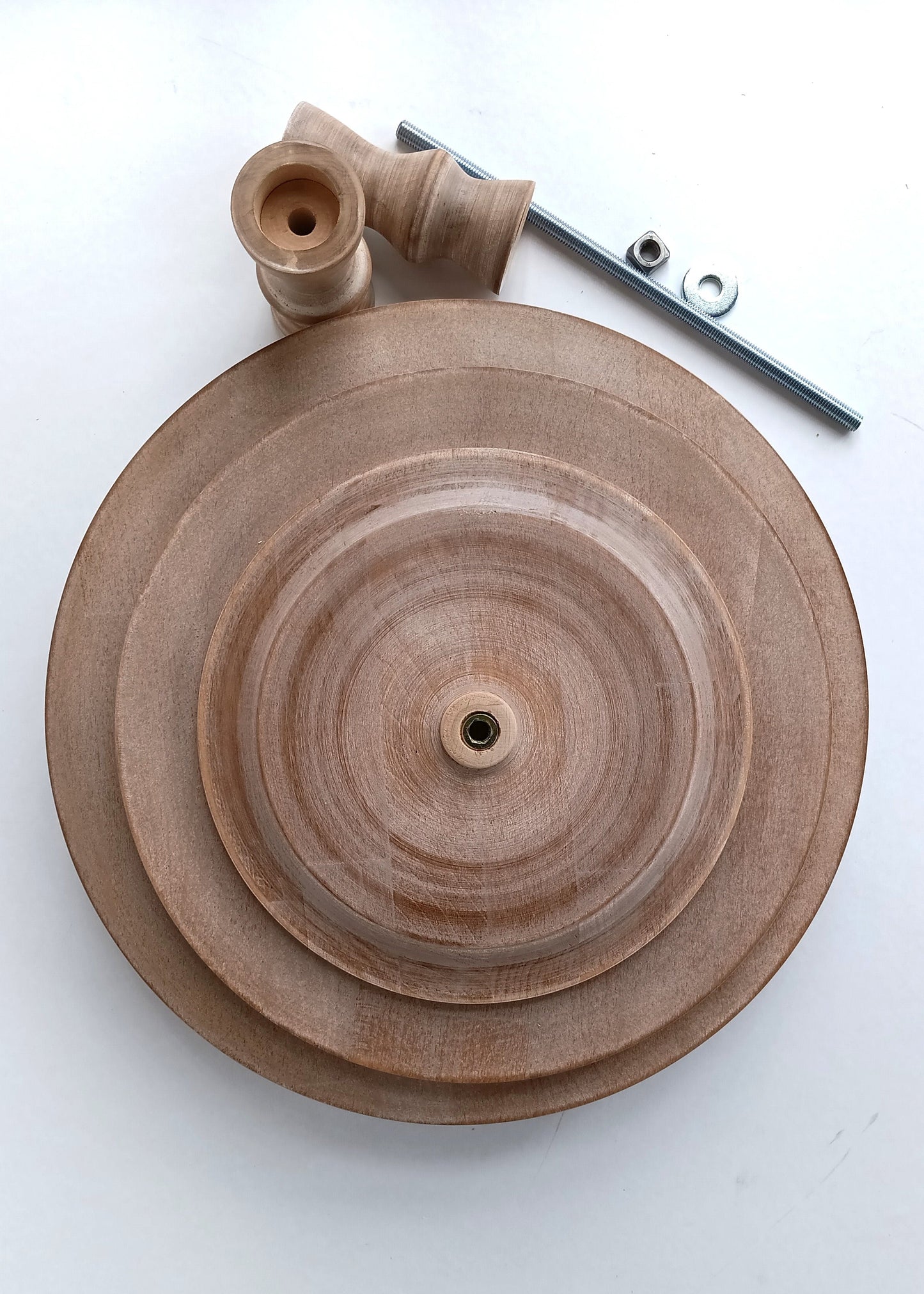 Etagere handgefertigt aus Holz Farbe Muskat 3 Etagen Säulen klassisch