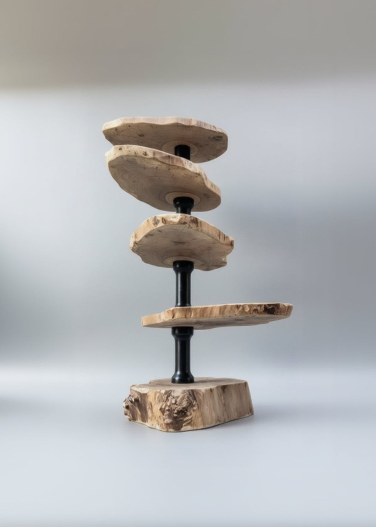 Massivholz-Etagere aus Walnuss-schwarze Säulen - Handgefertigtes Kunstobjekt & Unikat