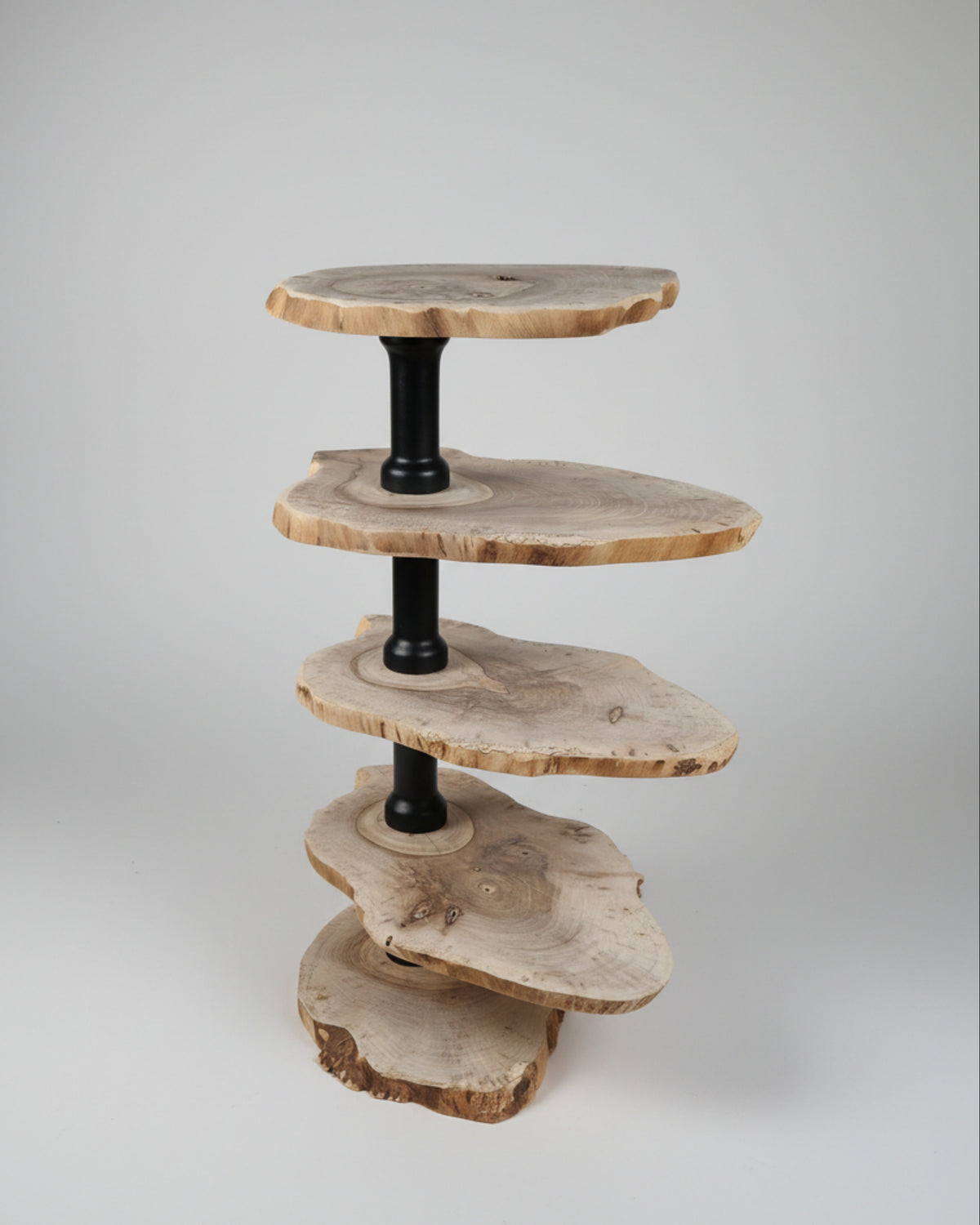 Massivholz-Etagere aus Walnuss-schwarze Säulen - Handgefertigtes Kunstobjekt & Unikat