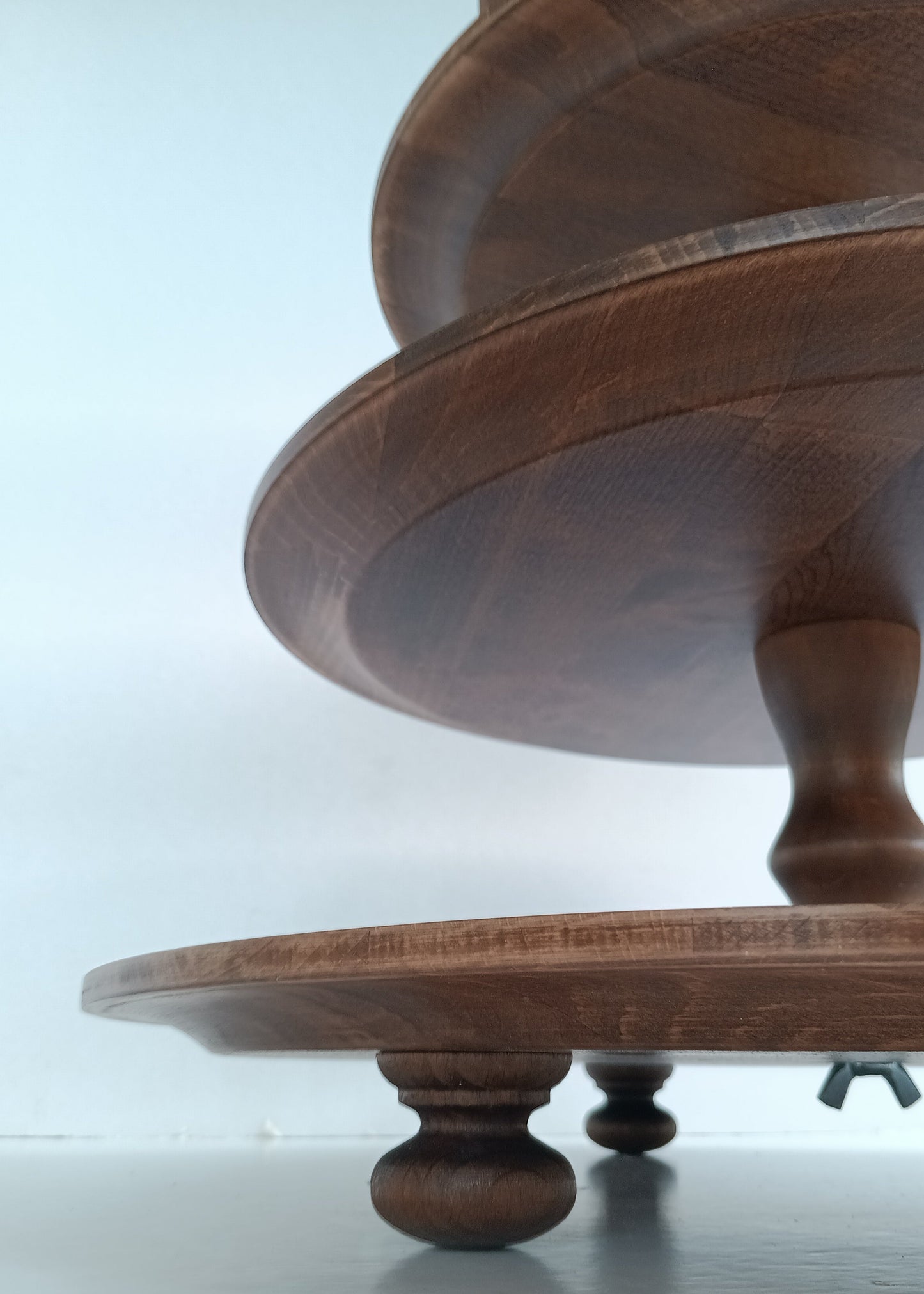 Etagere handgefertigt aus Holz Farbe Antikbraun 3 Etagen Säulen klassisch