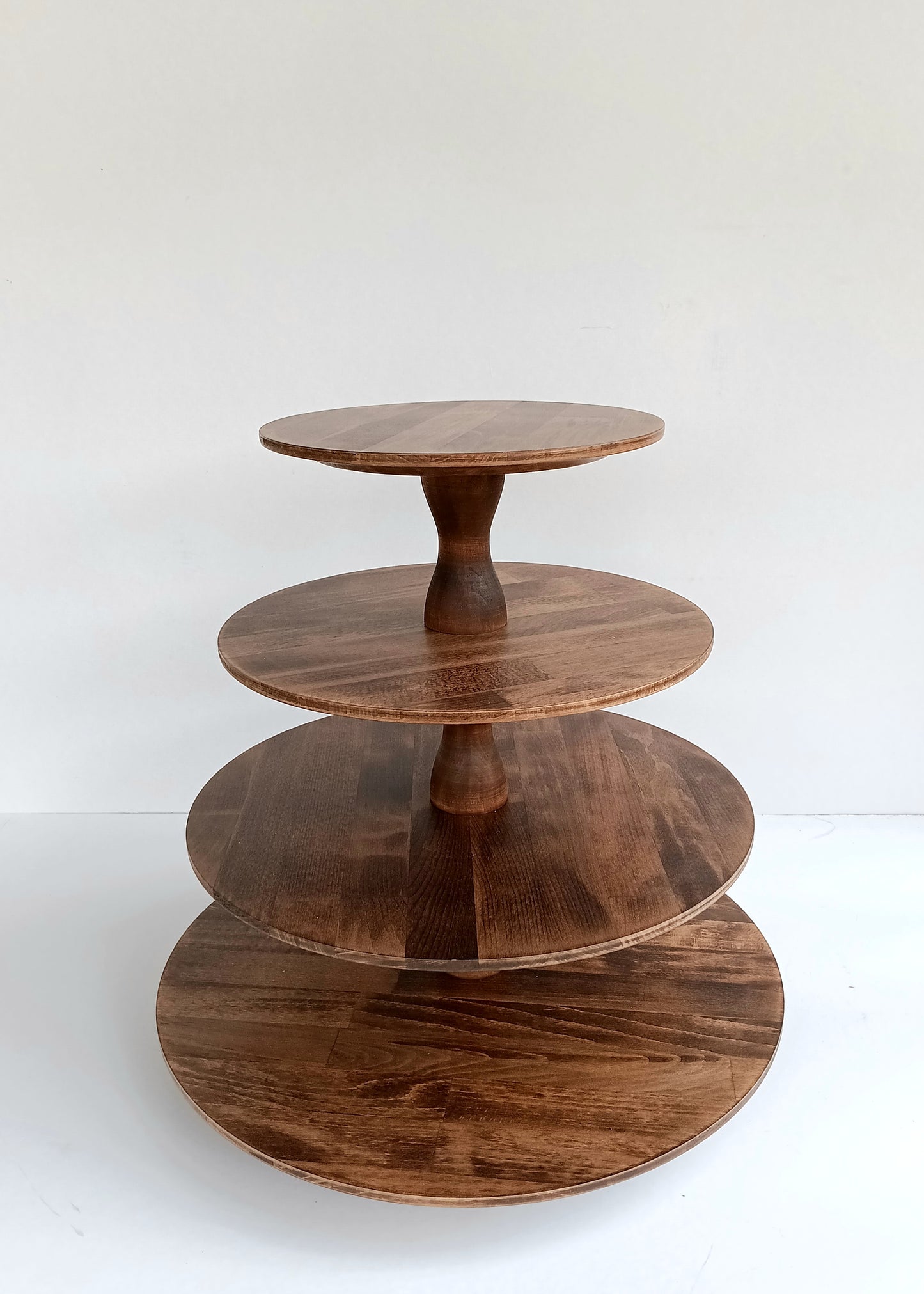 Etagere handgefertigt aus Holz Farbe Antikbraun 4 Etagen Säulen modern