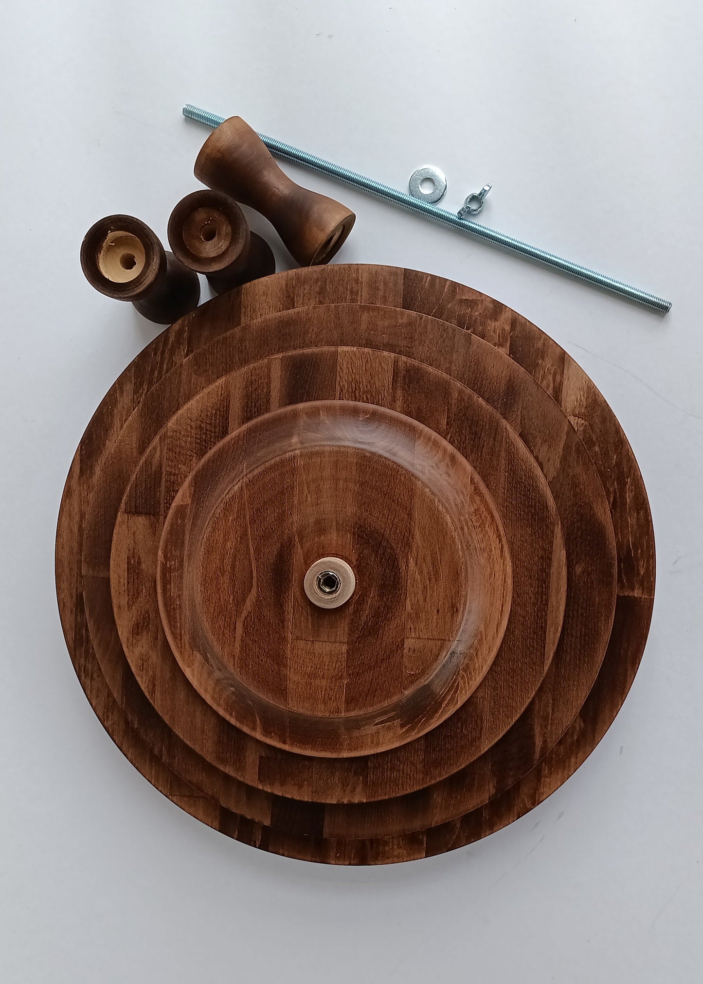 Etagere handgefertigt aus Holz Farbe Antikbraun 4 Etagen Säulen modern