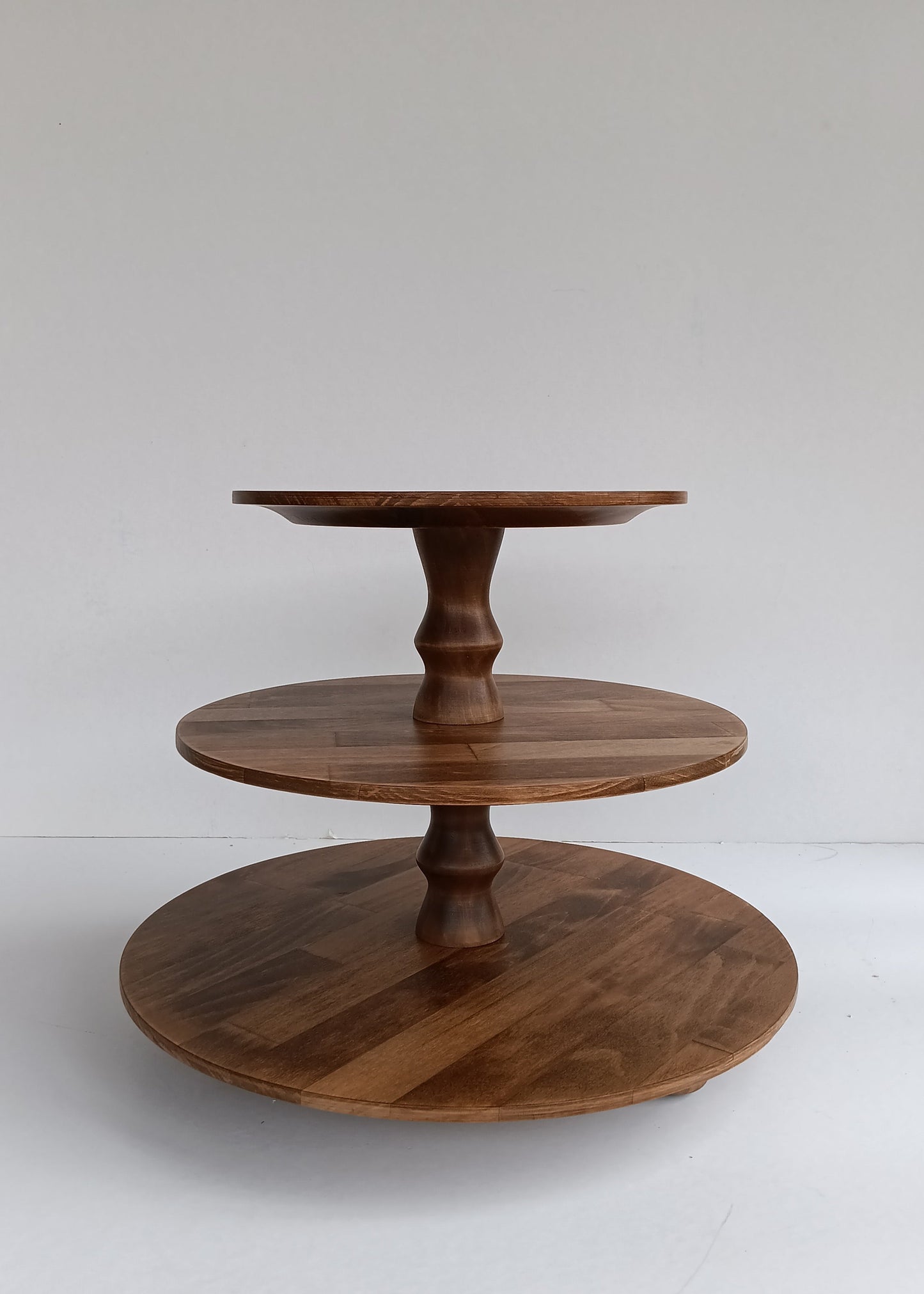 Etagere handgefertigt aus Holz Farbe Antikbraun 3 Etagen Säulen klassisch