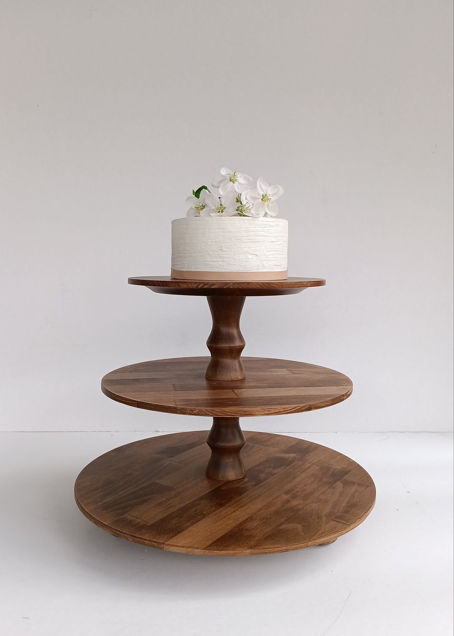 Etagere handgefertigt aus Holz Farbe Antikbraun 3 Etagen Säulen klassisch