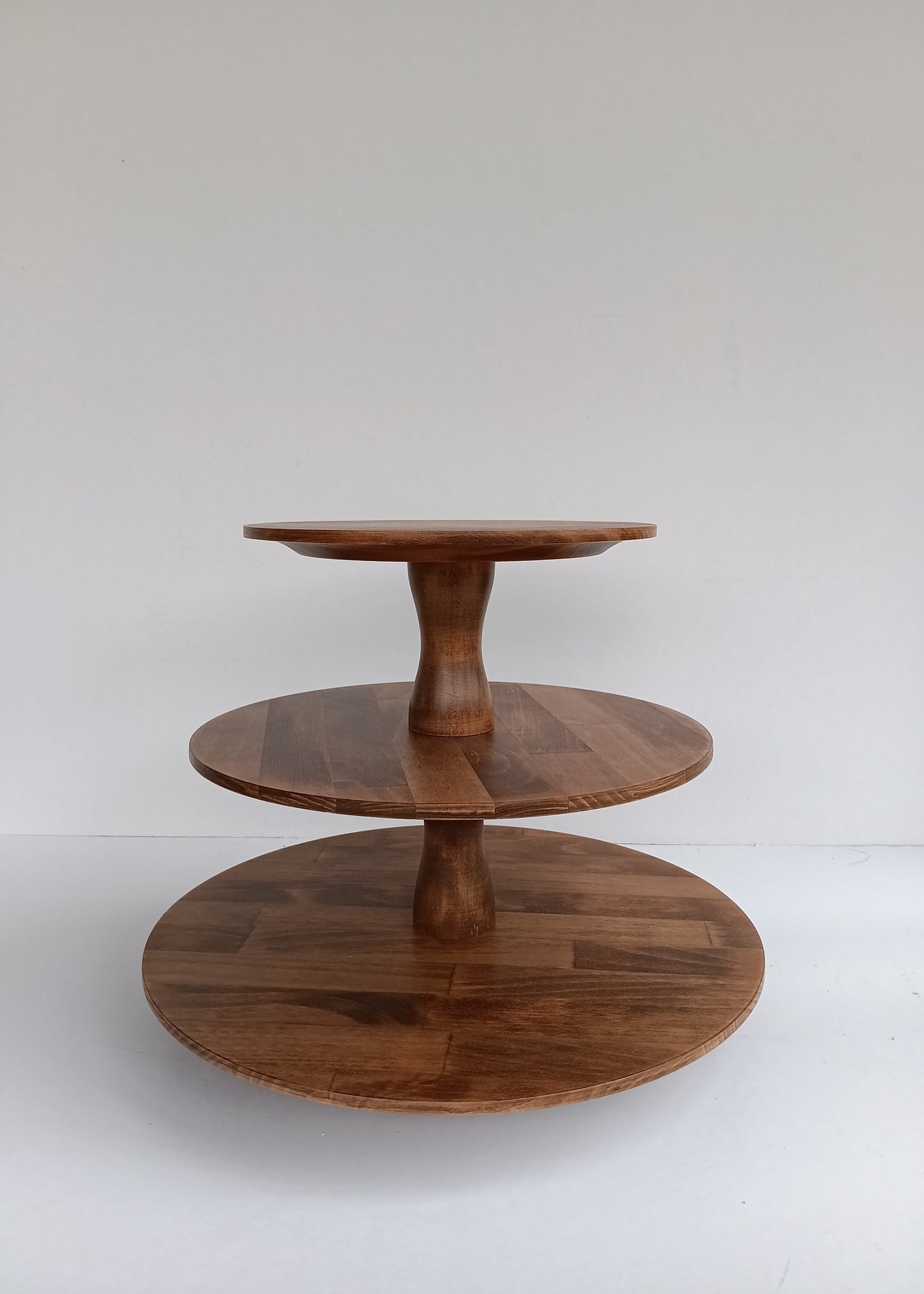 Etagere handgefertigt aus Holz Farbe Antikbraun 3 Etagen Säulen modern