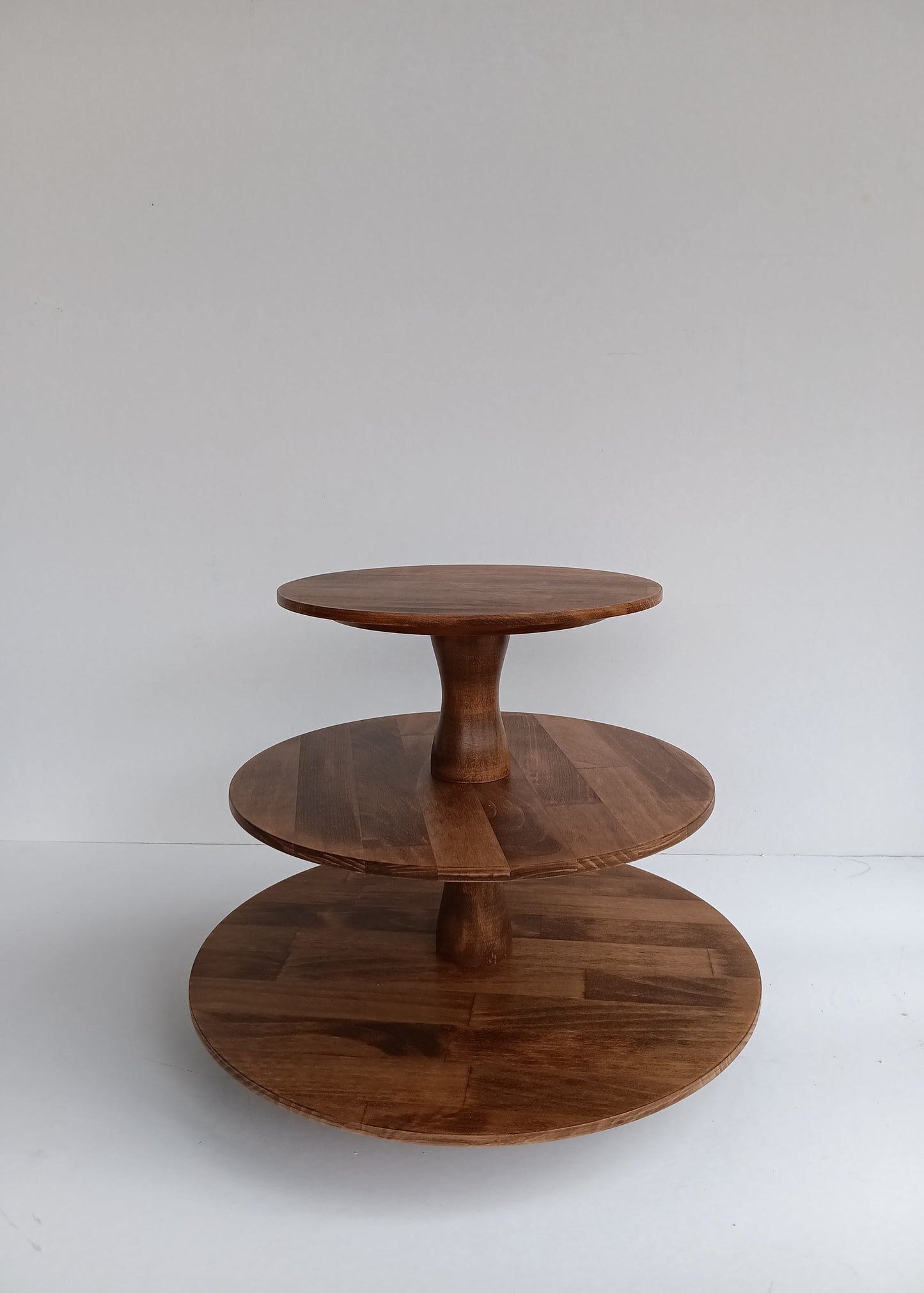 Etagere handgefertigt aus Holz Farbe Antikbraun 3 Etagen Säulen modern