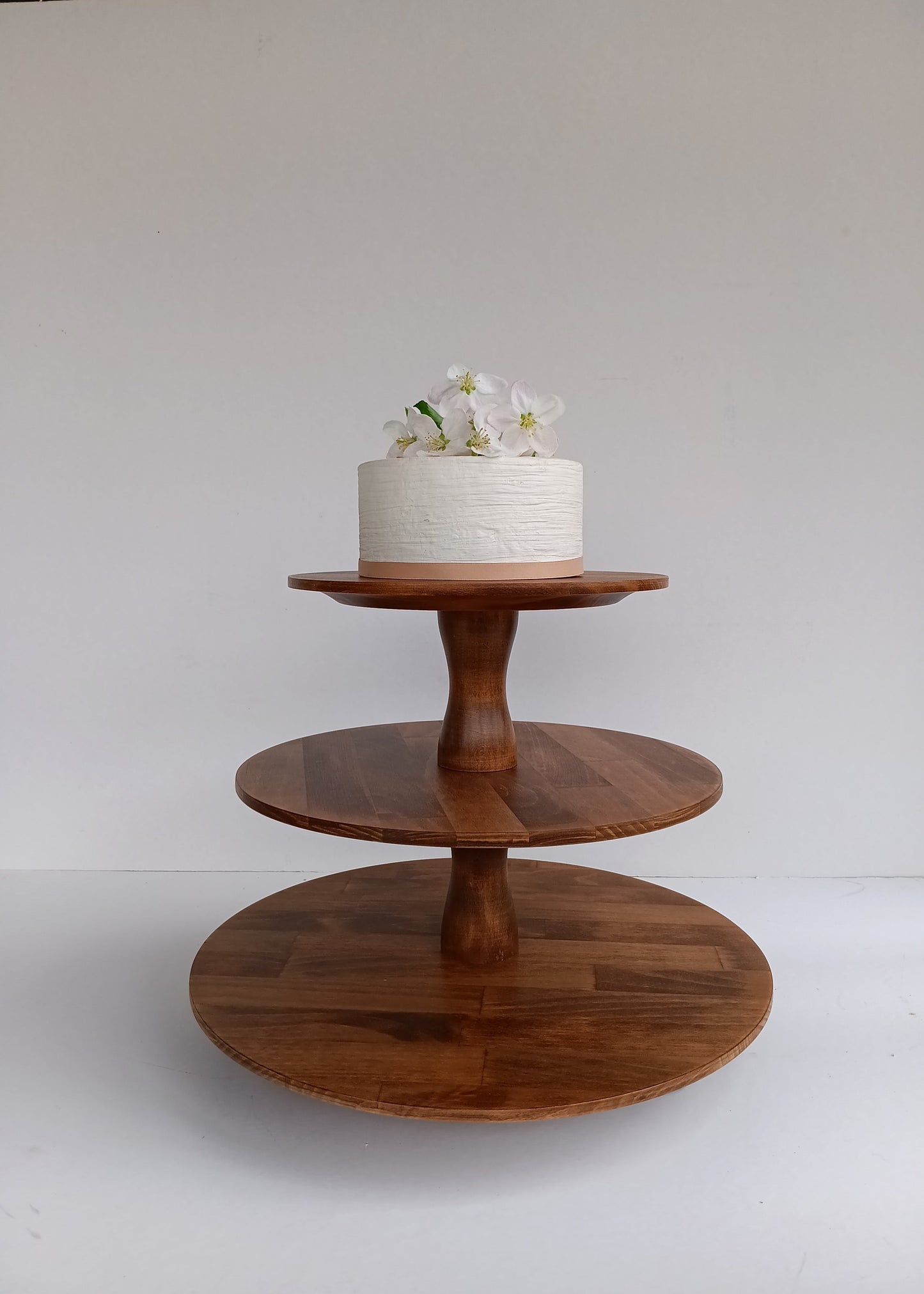 Etagere handgefertigt aus Holz Farbe Antikbraun 3 Etagen Säulen modern