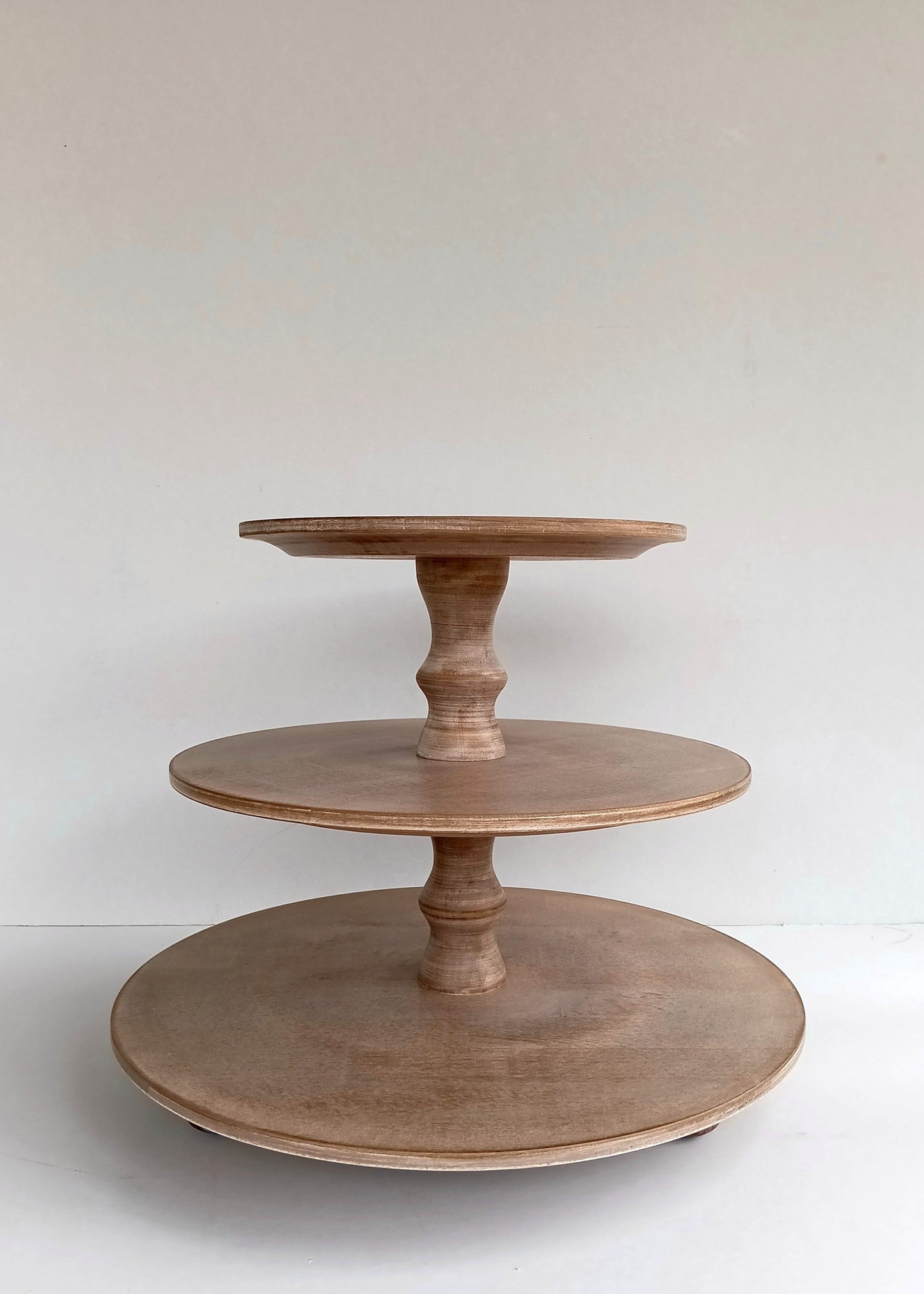 Etagere handgefertigt aus Holz Farbe Muskat 3 Etagen Säulen klassisch