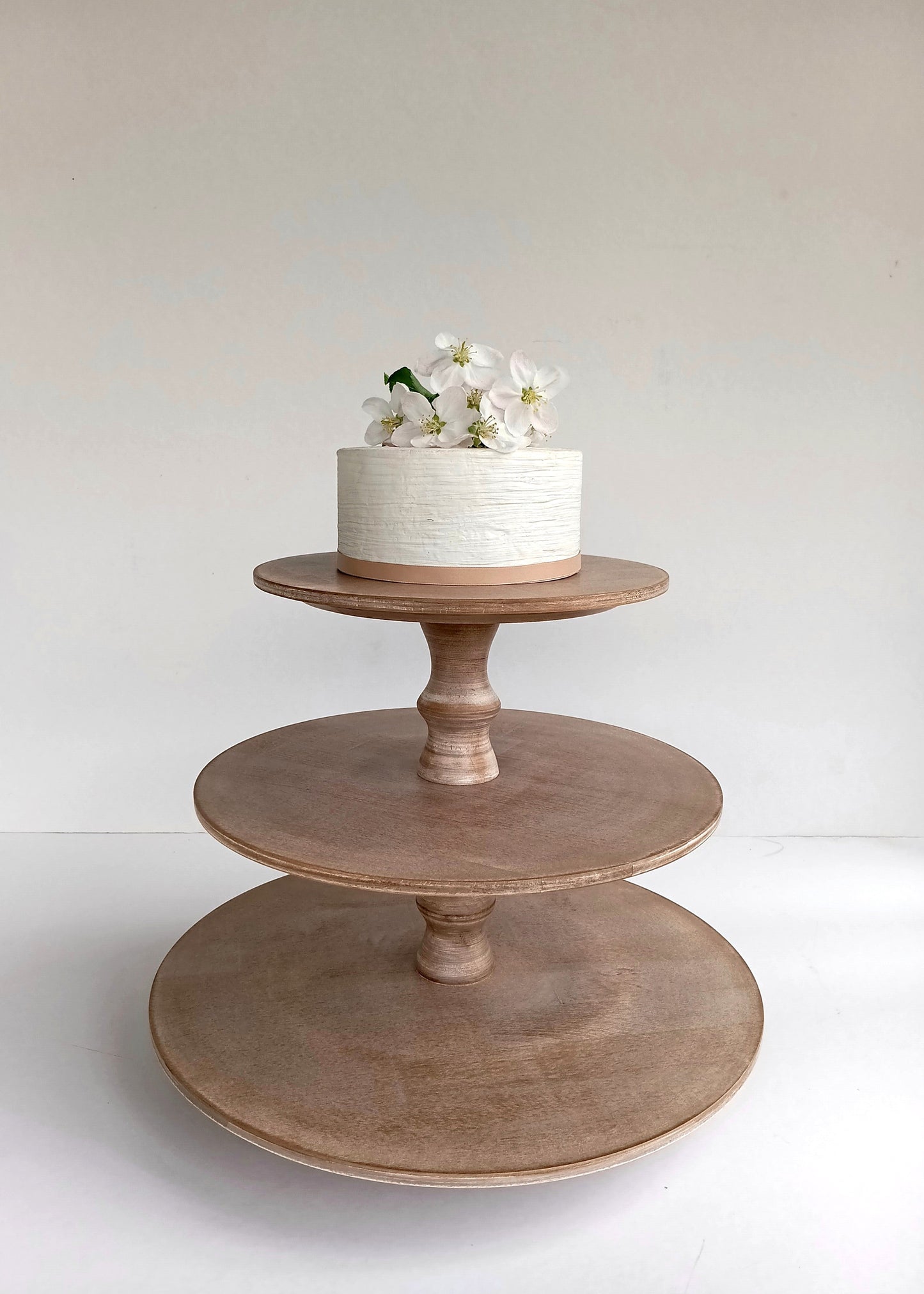 Etagere handgefertigt aus Holz Farbe Muskat 3 Etagen Säulen klassisch