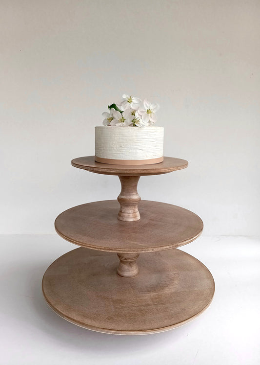 Etagere handgefertigt aus Holz Farbe Muskat 3 Etagen Säulen klassisch