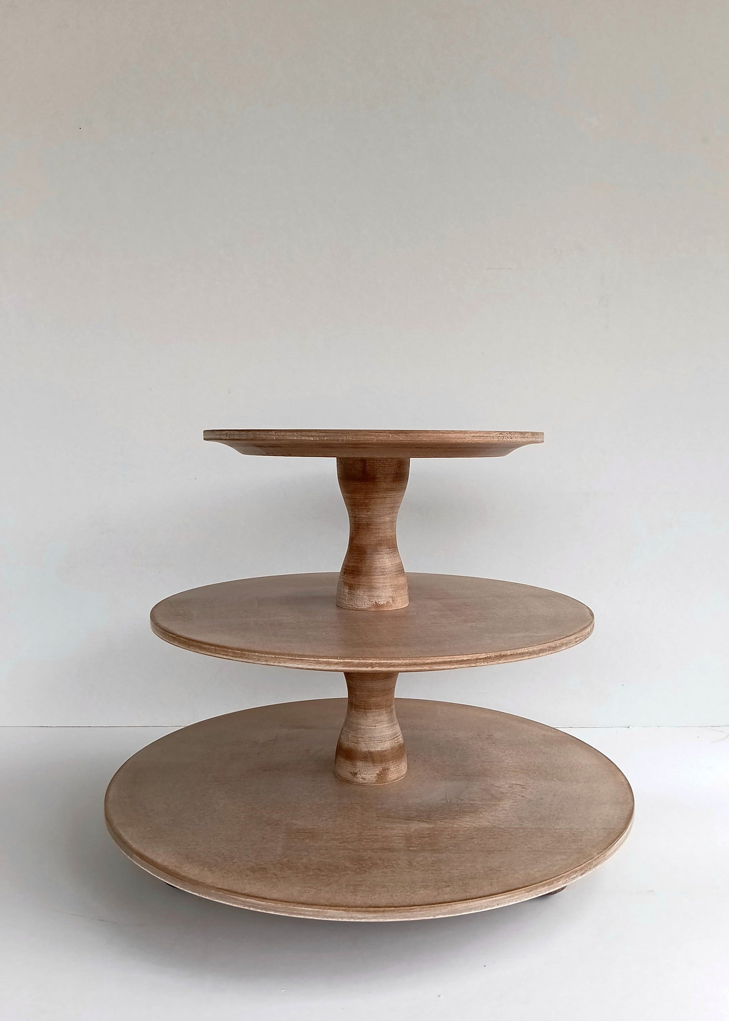 Etagere handgefertigt aus Holz Farbe Muskat 3 Etagen Säulen modern