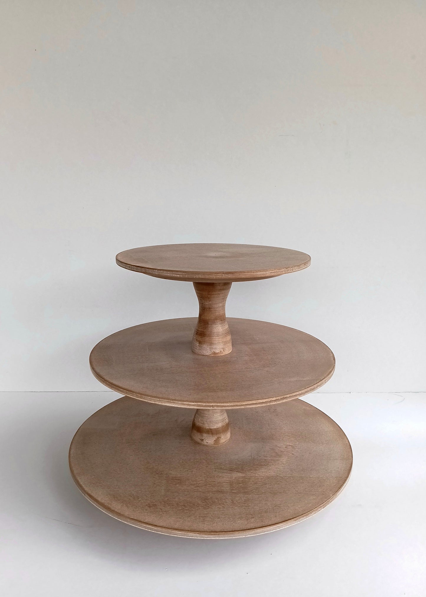 Etagere handgefertigt aus Holz Farbe Muskat 3 Etagen Säulen modern