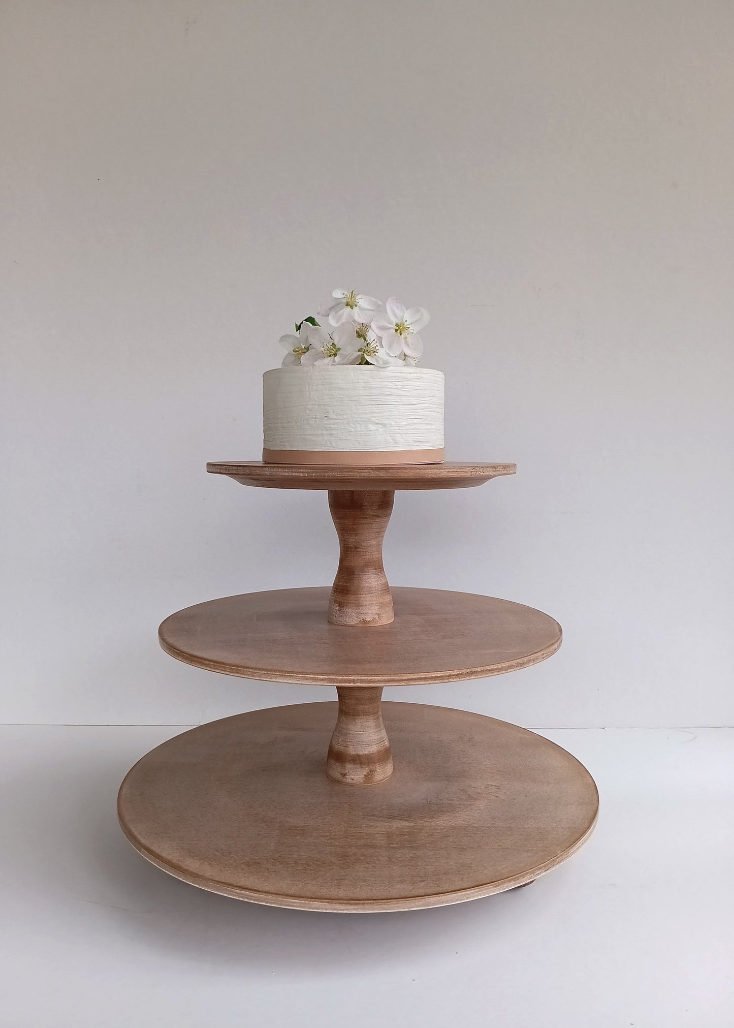Etagere handgefertigt aus Holz Farbe Muskat 3 Etagen Säulen modern