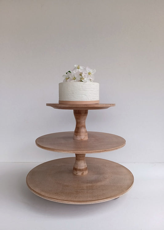 Etagere handgefertigt aus Holz Farbe Muskat 3 Etagen Säulen modern
