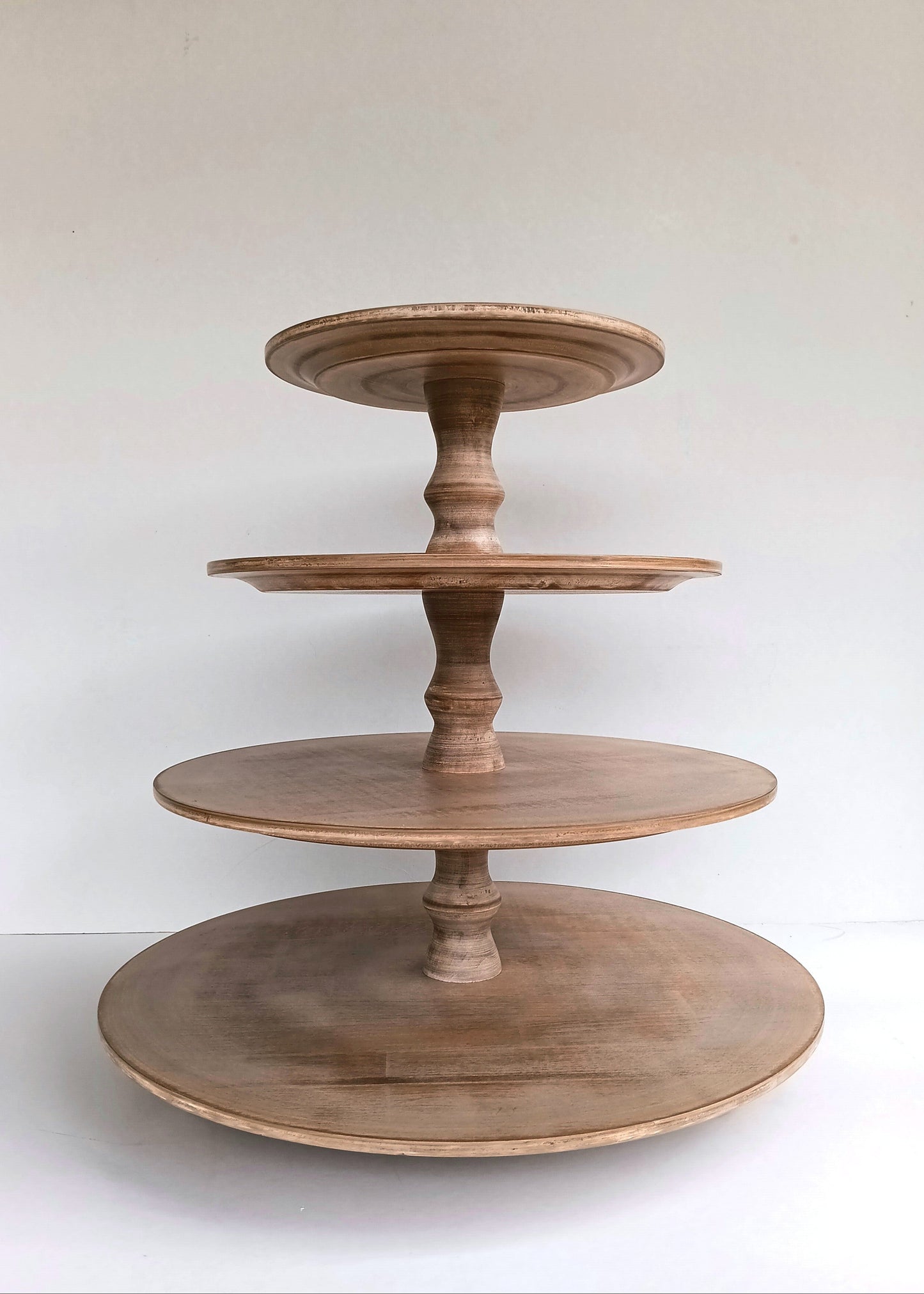 Etagere handgefertigt aus Holz Farbe Muskat 4 Etagen Säulen klassisch