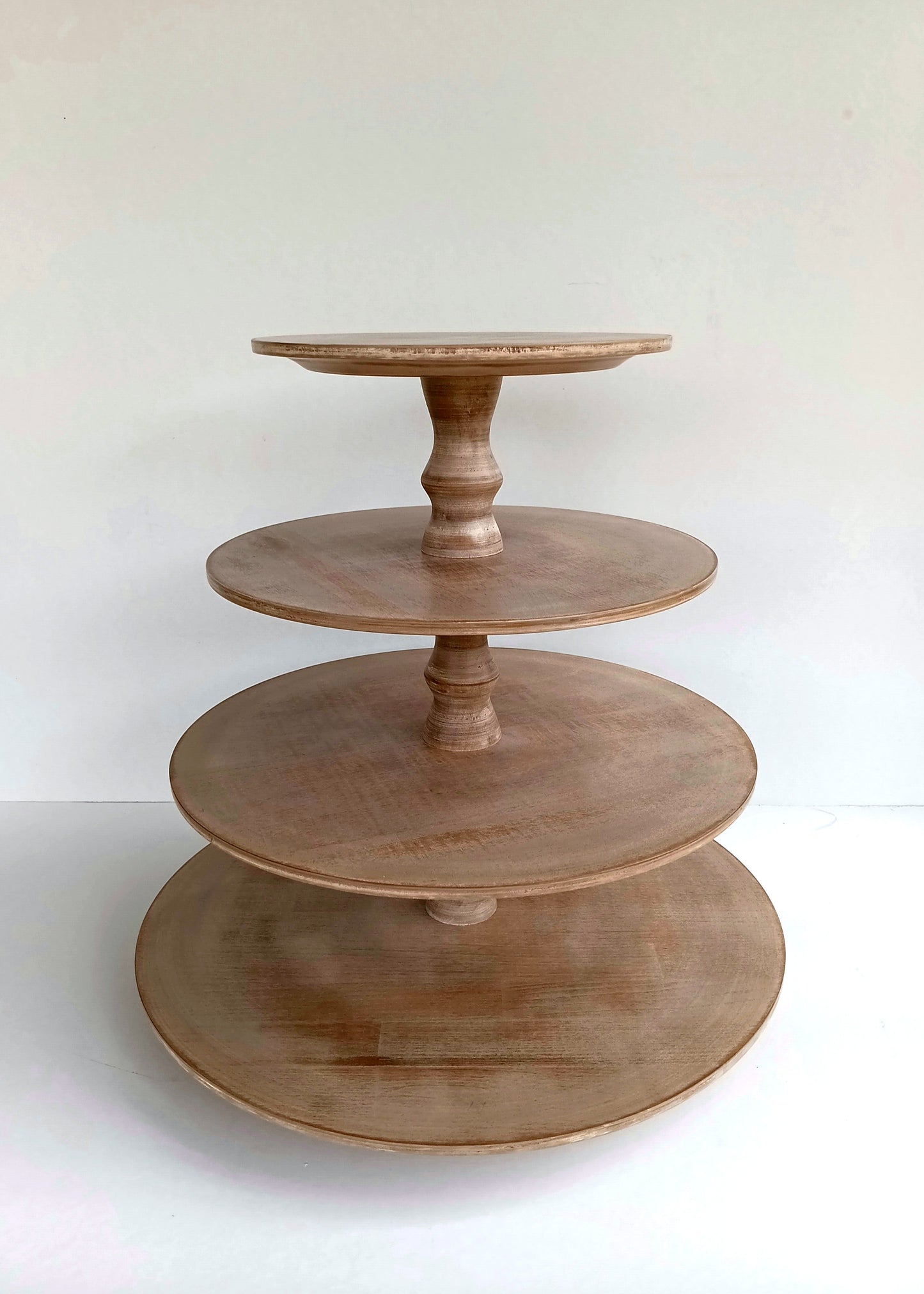 Etagere handgefertigt aus Holz Farbe Muskat 4 Etagen Säulen klassisch