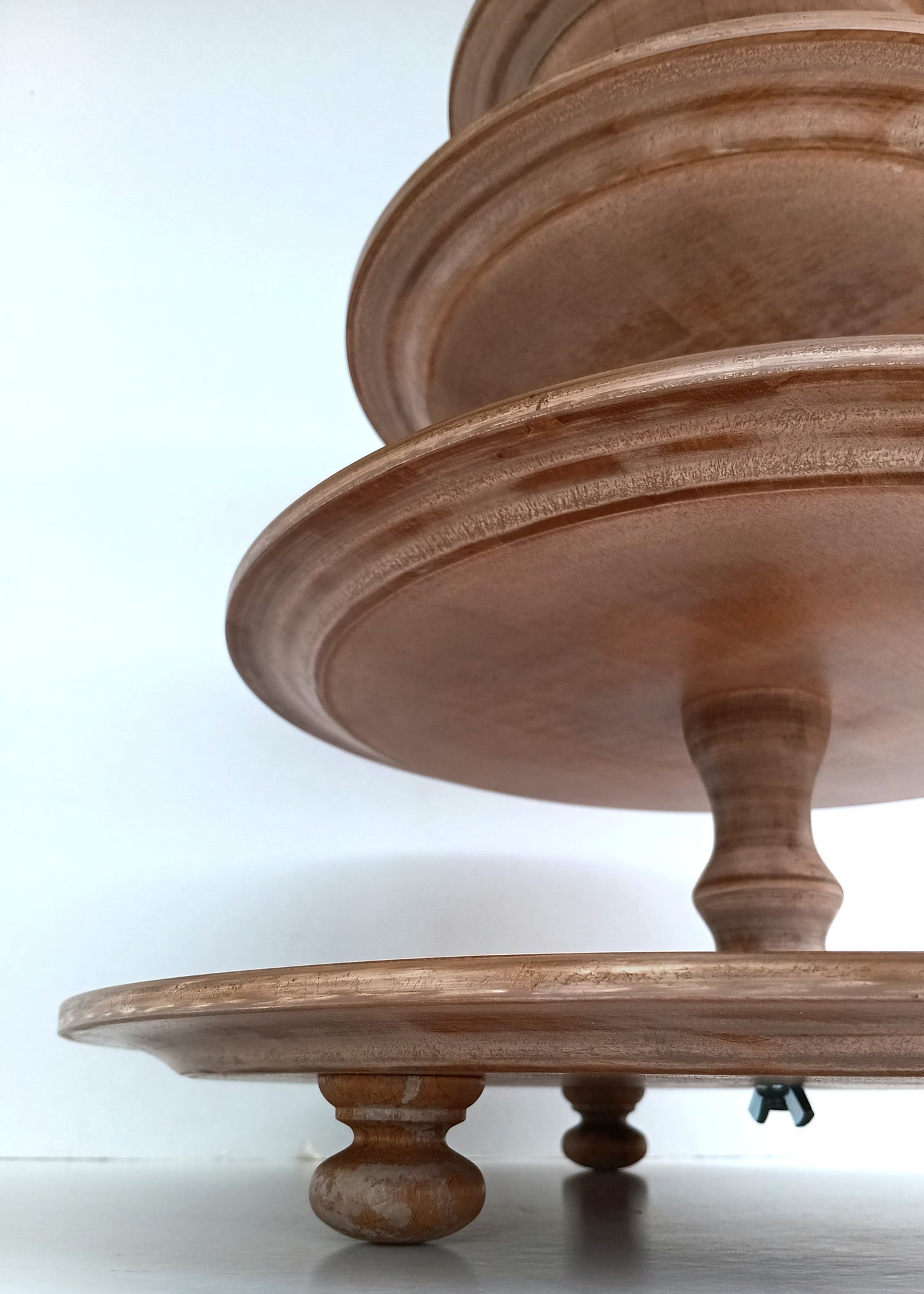 Etagere handgefertigt aus Holz Farbe Muskat 4 Etagen Säulen klassisch