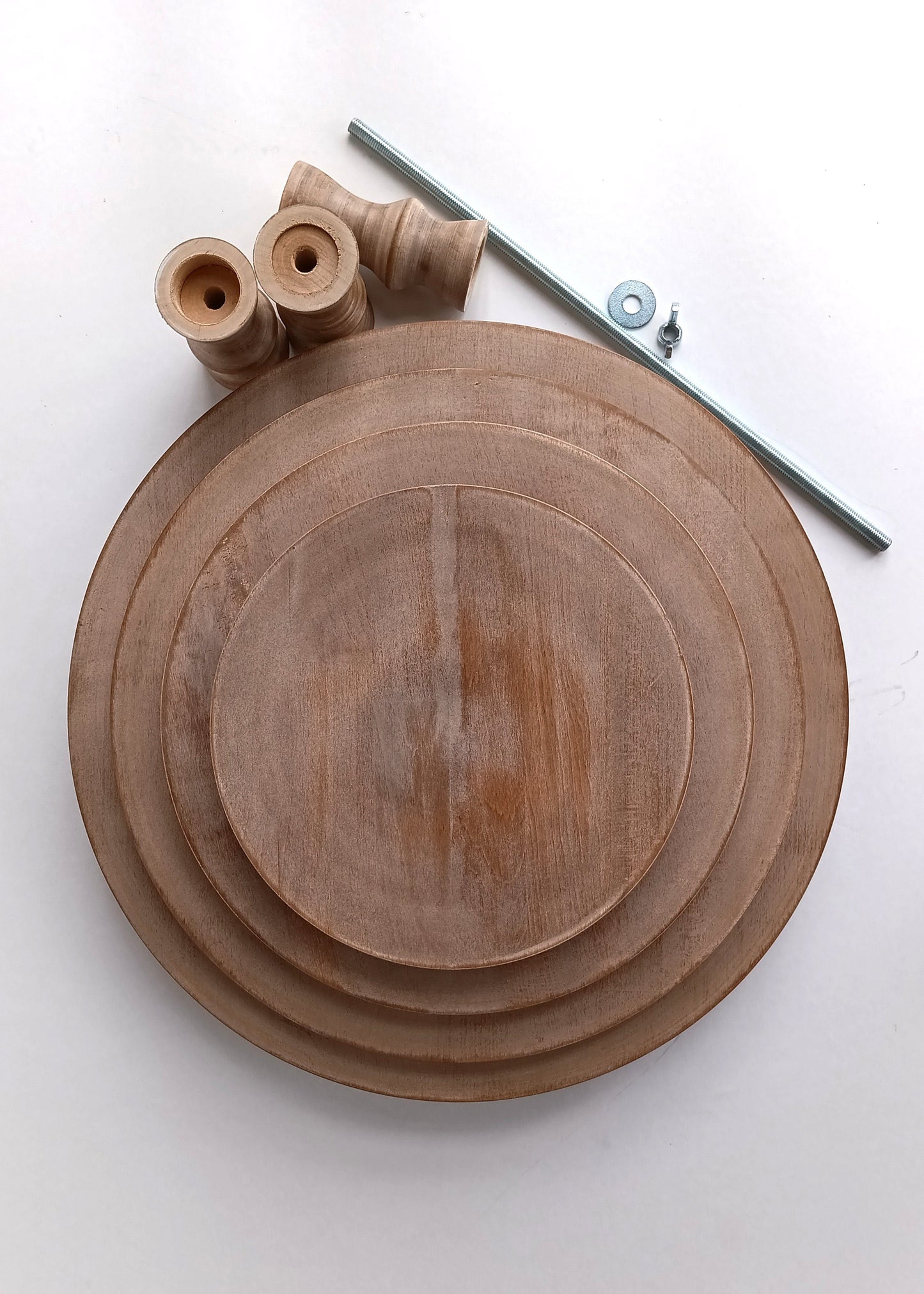 Etagere handgefertigt aus Holz Farbe Muskat 4 Etagen Säulen klassisch