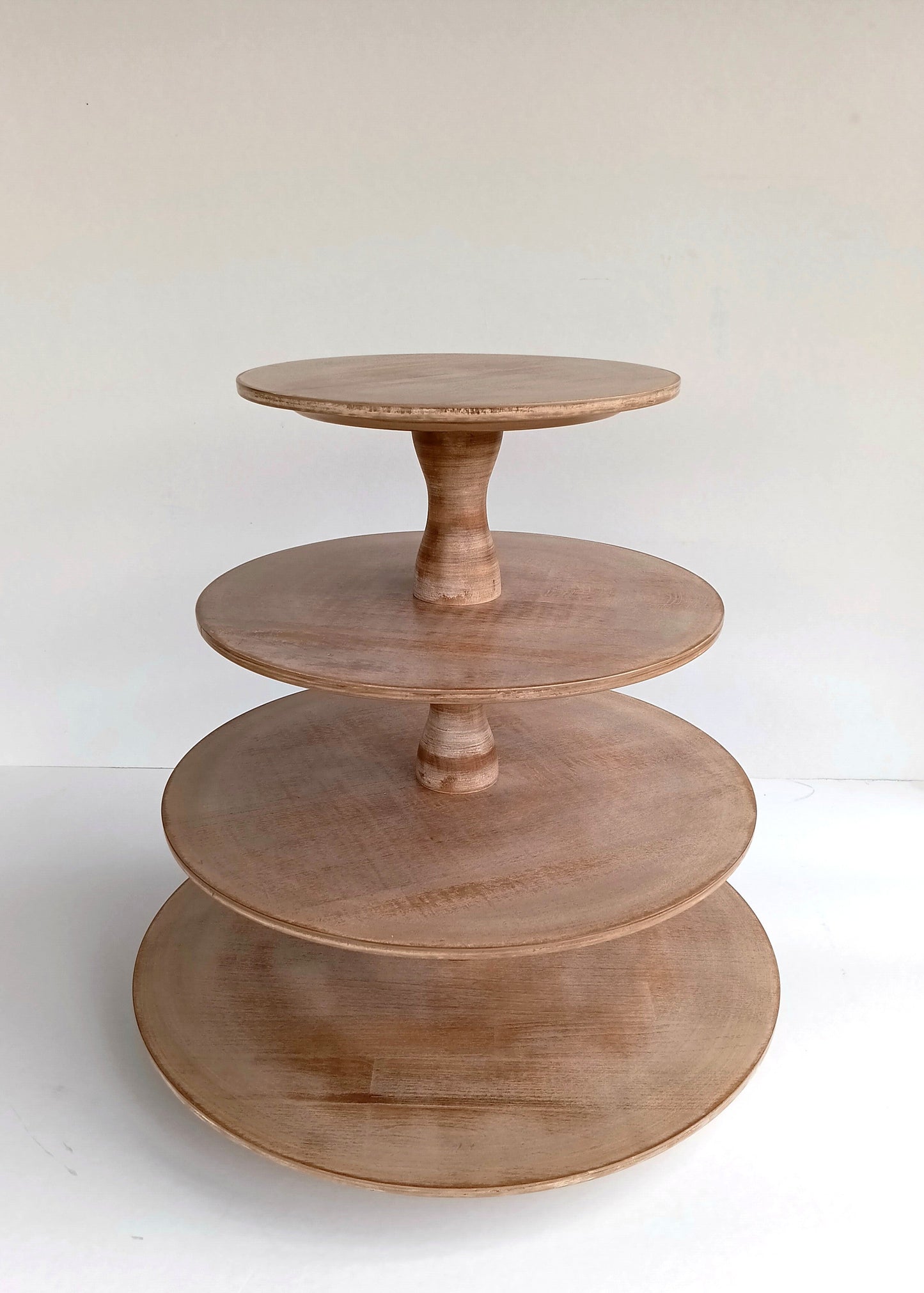 Etagere handgefertigt aus Holz Farbe Muskat 4 Etagen Säulen modern