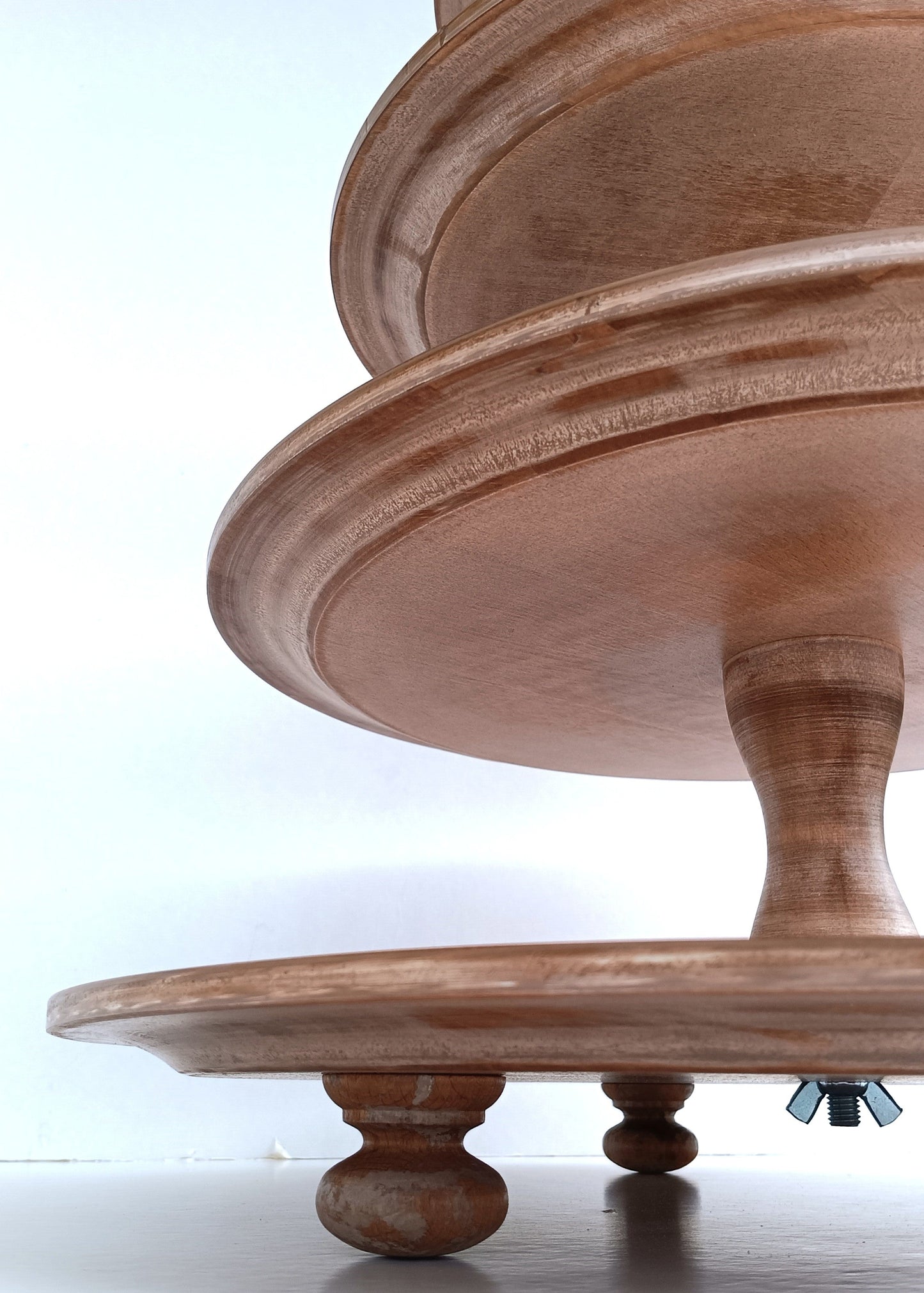 Etagere handgefertigt aus Holz Farbe Muskat 4 Etagen Säulen modern