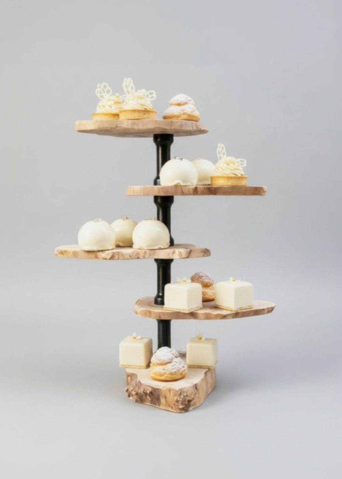 Massivholz-Etagere aus Walnuss-schwarze Säulen - Handgefertigtes Kunstobjekt & Unikat
