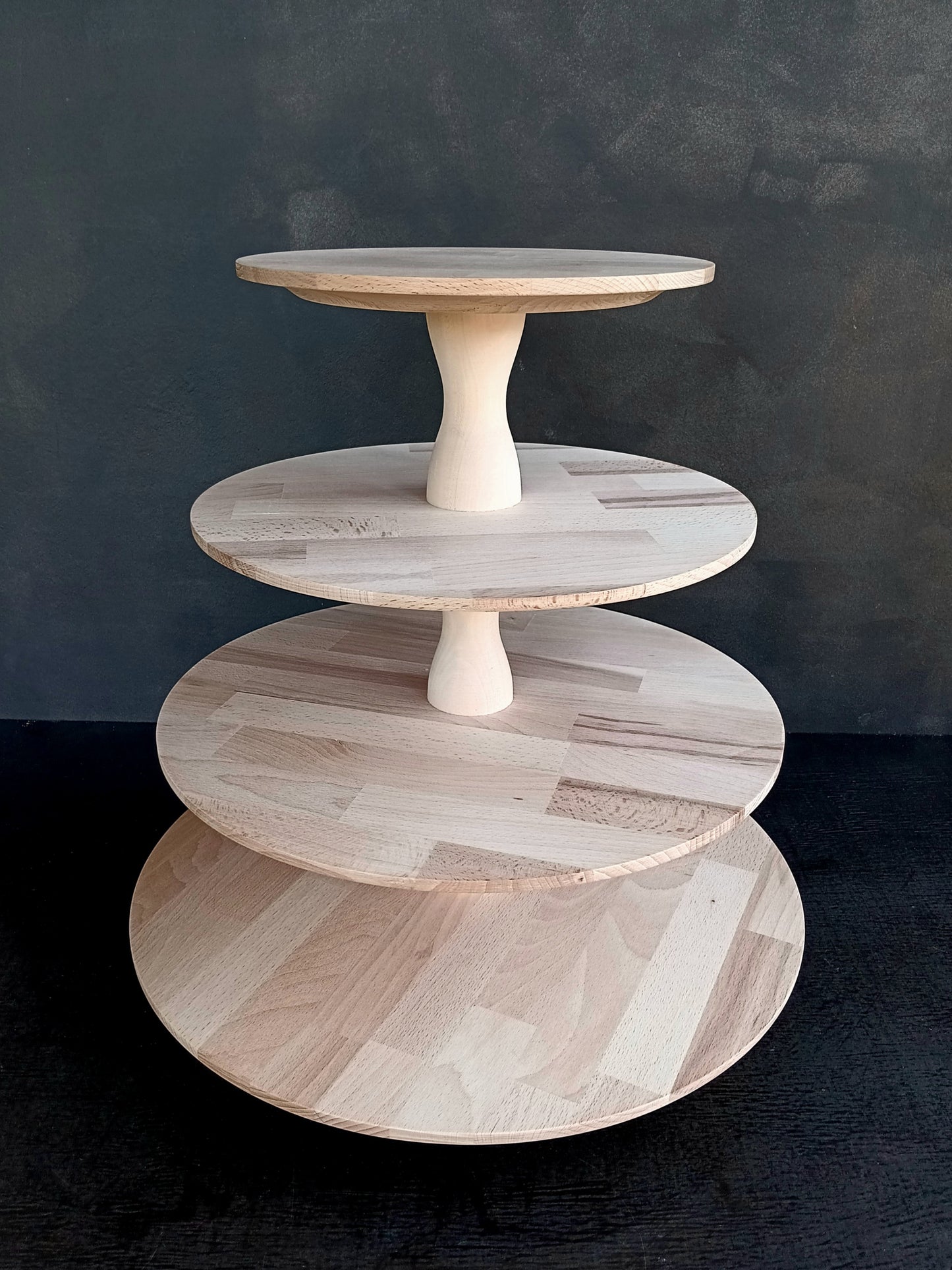 Etagere handgefertigt aus  Holz naturbelassen 4 Etagen Säulen modern