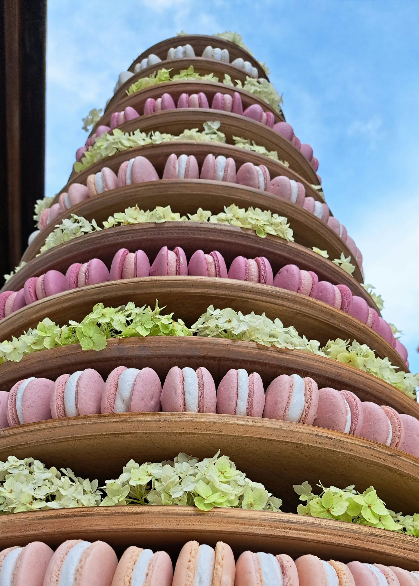 Macaron Etagere Turm Stand handgefertigt aus Holz 13 Etagen Farbe Muskat