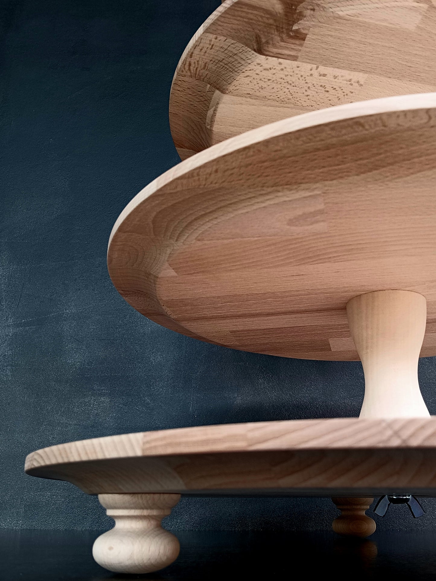 Etagere handgefertigt aus  Holz naturbelassen 4 Etagen Säulen modern