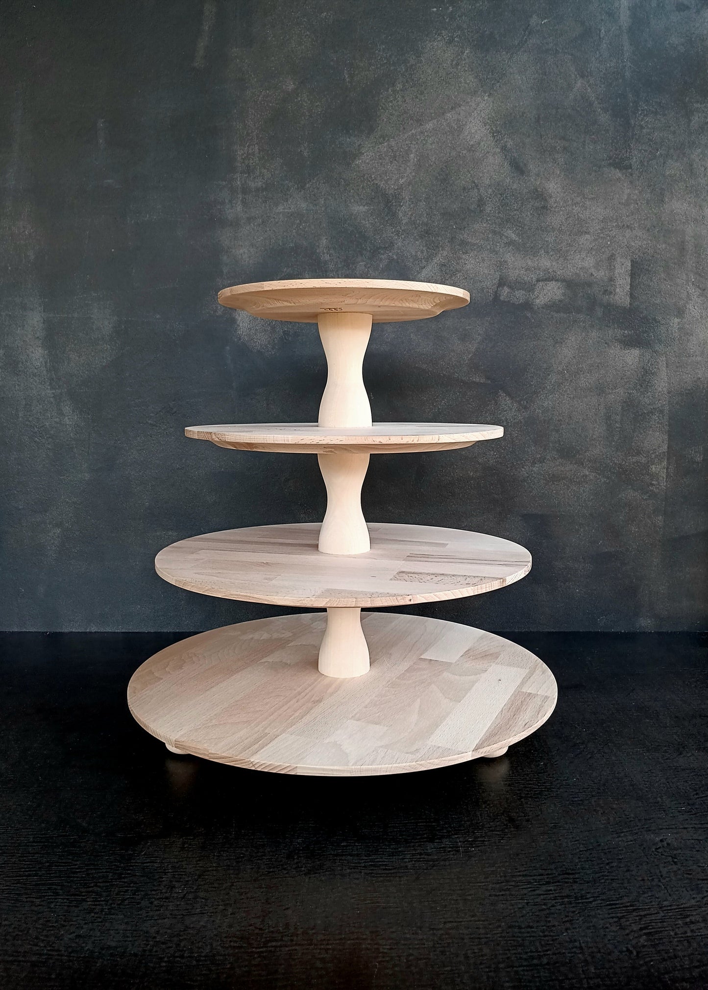 Etagere handgefertigt aus  Holz naturbelassen 4 Etagen Säulen modern